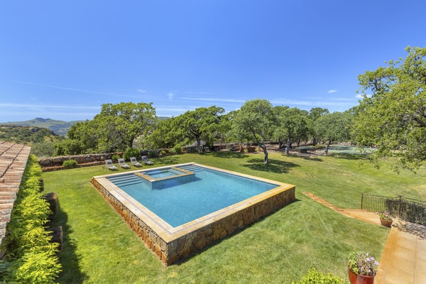 Private Pool and Jacuzzi