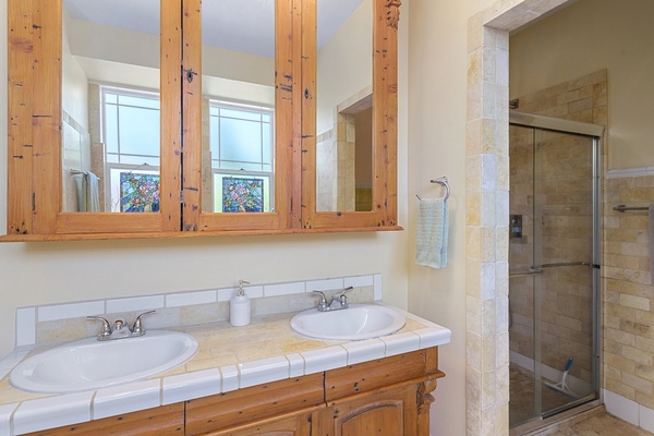 Double the space, double the style: A stunning pair of bathroom sinks