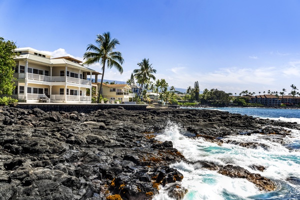 This home is a short walk to Kona town with a wealth of choices of shopping and restaurants.