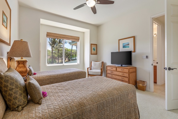Guest bedroom with two twin beds (can convert to a king upon request) and
mountain views.