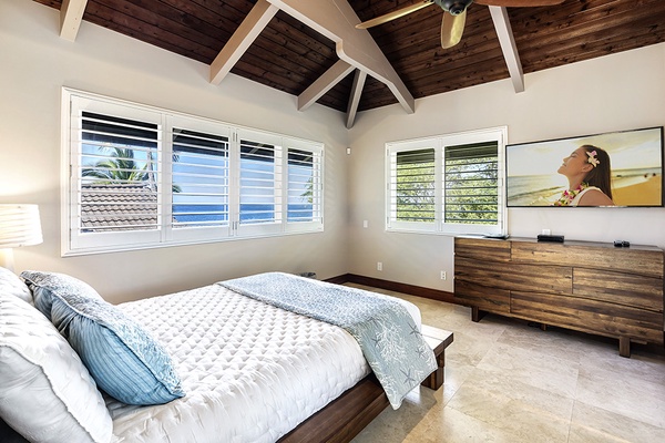 Guest bedroom with Queen bed, A/C, TV, and Ocean views