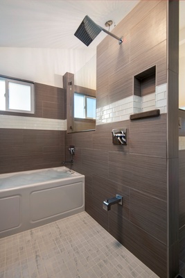 Primary en-suite bathroom.