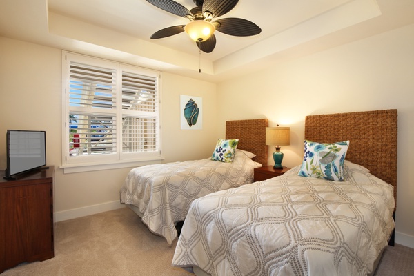 Guest bedroom with twin beds