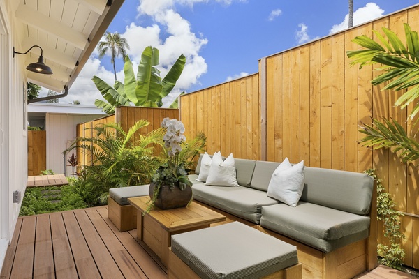 Private outdoor lanai with outdoor seating