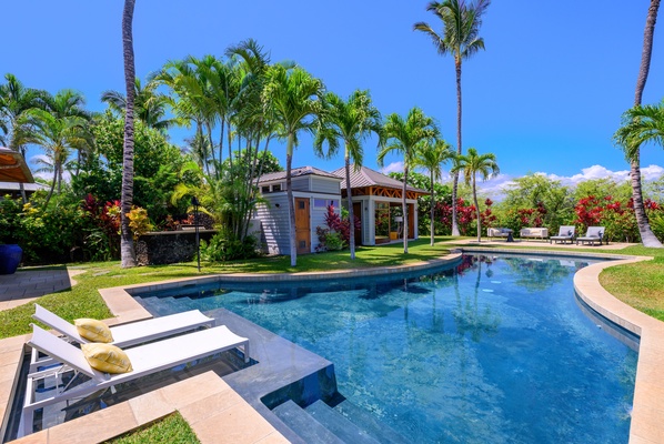 Pool, loungers, stunning views in a tropical setting – your perfect getaway awaits