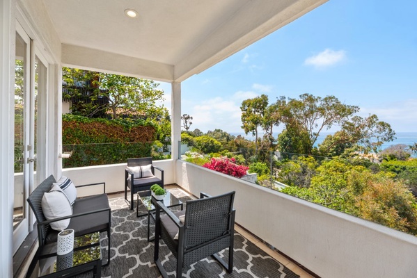 Enjoy a cup of coffee in the morning from your bedroom balcony and watch the colors of the kayaks gliding between La Jolla Shores and the Cove.