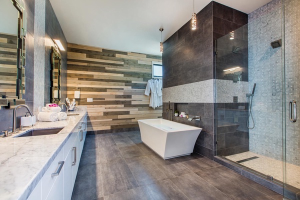 Come relax in this luxurious primary bath, complete with a steam shower!