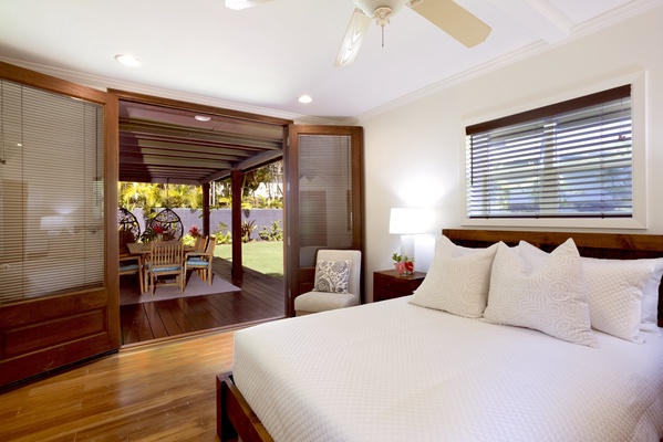 Another guest suite with a queen bed located just right off the covered lanai