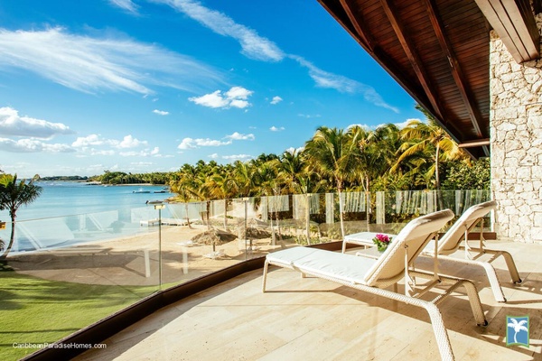 Sunny terrace with a stunning ocean view.