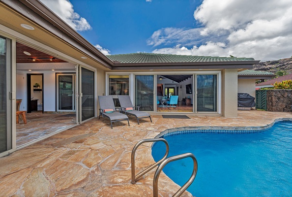 Lounge by the pool with beautiful marina and Koko Crater views!