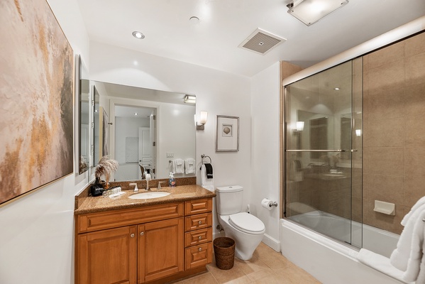 Ensuite Guest bathroom with bathtub