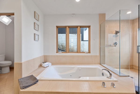 Ensuite bathroom with Jet tub