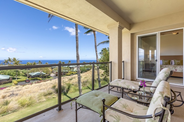 Relax in the lanai’s chaise loungers with morning coffee and evening cocktails.