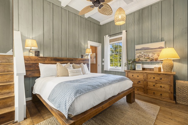 The third guest bedroom with a king-sized bed and garden views..