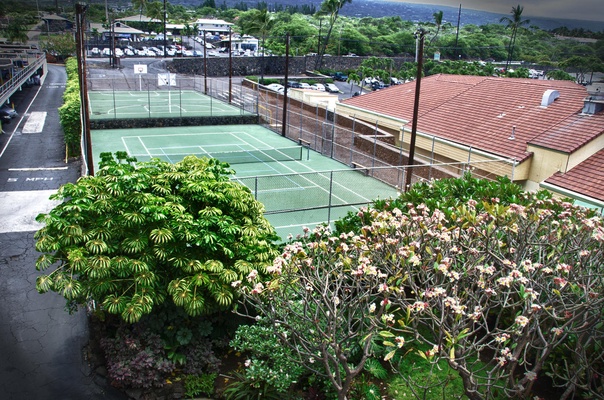 Community sports area where you can play tennis or basketball.