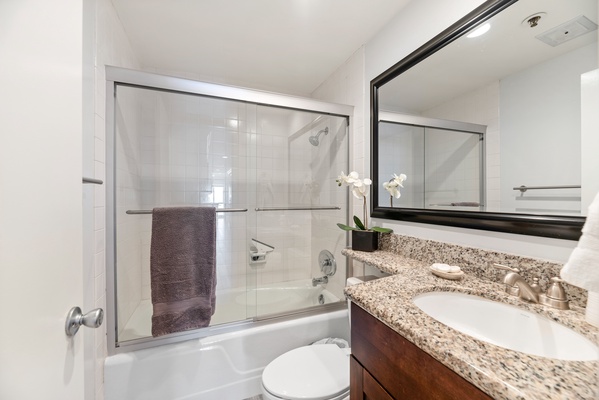 Ensuite bathroom with shower/tub combo