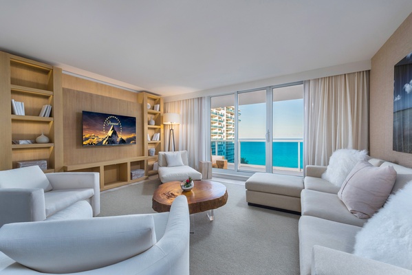 1 Hotel & Homes 1144