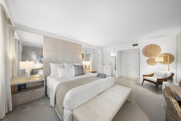 1 Hotel & Homes 1202