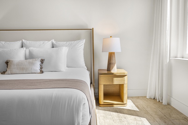 1 Hotel & Homes 1412