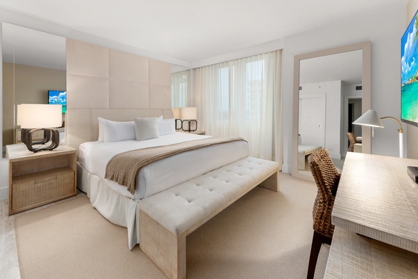 1 Hotel & Homes 1211