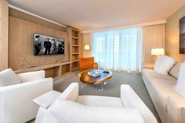 1 Hotel & Homes 1106