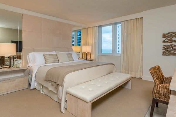 1 Hotel & Homes 1110