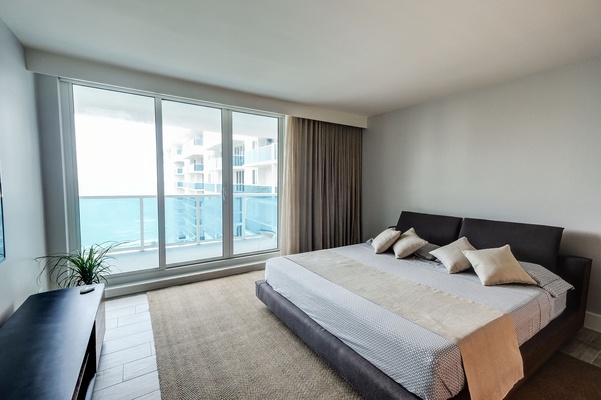 1 Hotel & Homes 1522