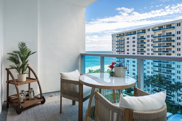 1 Hotel & Homes 1202