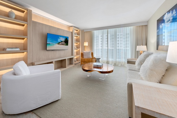 1 Hotel & Homes 1110