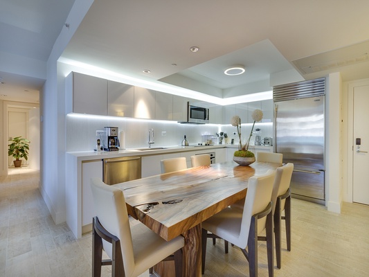 1 Hotel & Homes 1207