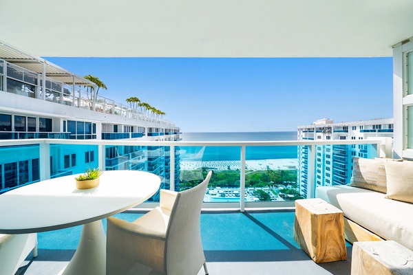 1 Hotel & Homes PH1718