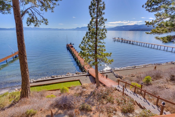 Palatial Pines - Lakefront