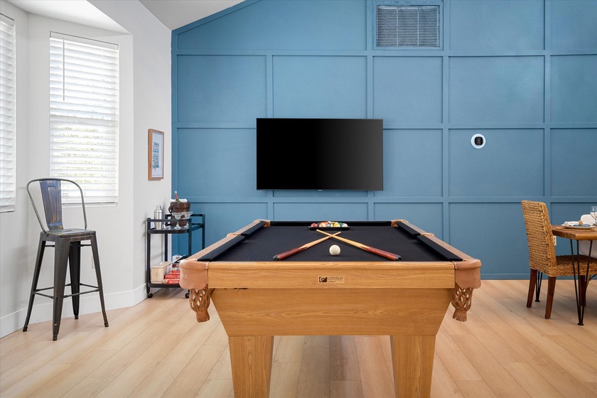 The Seaside Bohemian - Pool table and TV