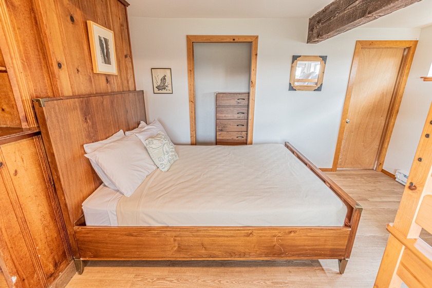 Twin bunk bed & Queen Room