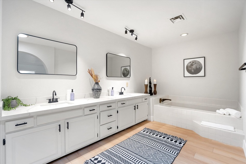 The Seaside Bohemian - attached bathroom