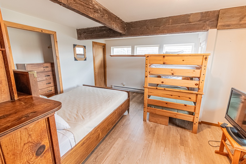 Twin bunk bed & Queen Room
