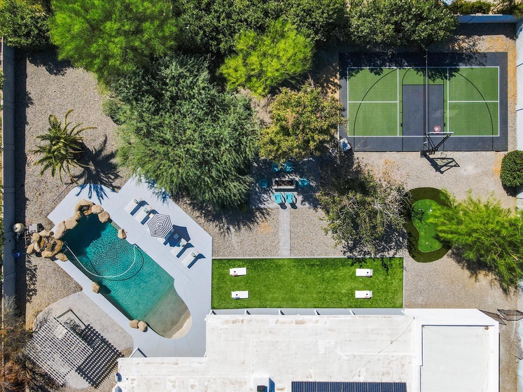 See a large bird's eye view of this excellent backyard!