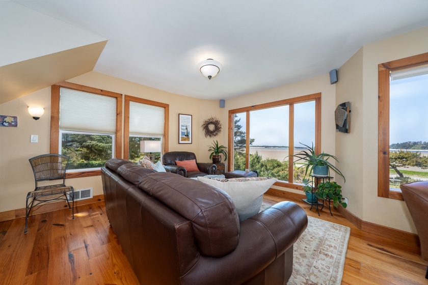 Siletz Bay Beach House 4 Bedroom House in Lincoln City, OR