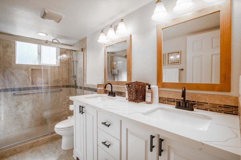 The Seaside Bohemian -Attached bathroom