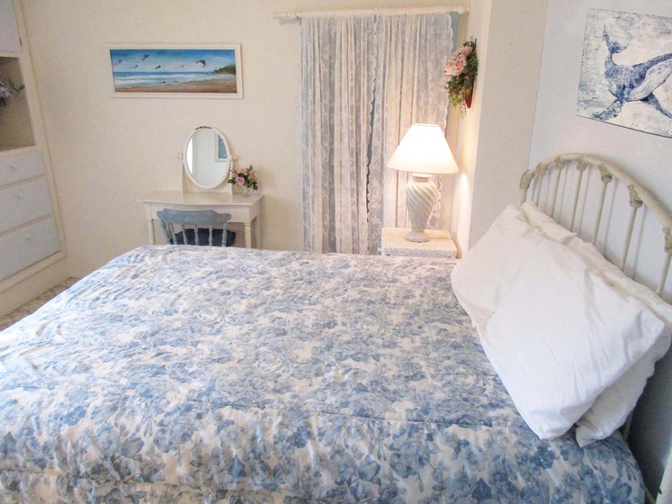 15 - OCEAN ROSE (Master Bedroom & Whale Painting) (Bright)