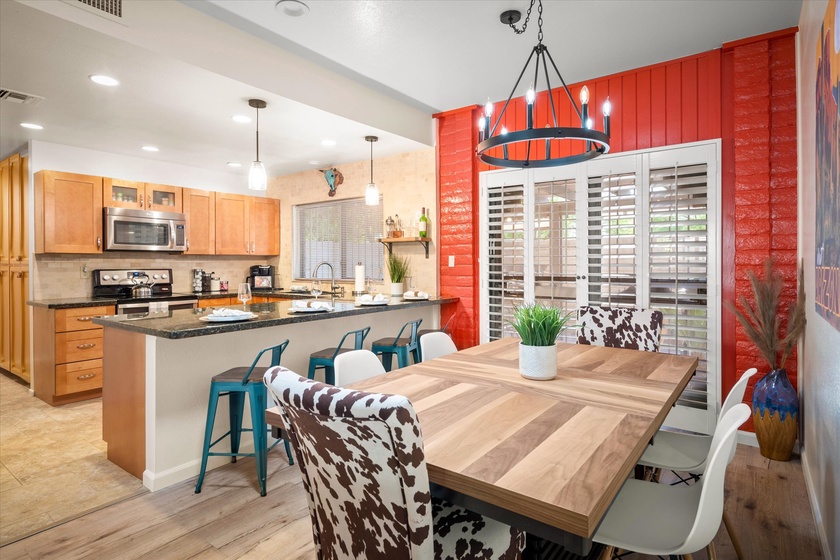 Colorful Canyon Condo - Dining area and kitchen