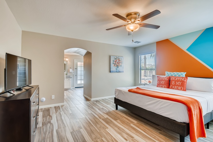 Welcome to the master suite that offers an en suite master bath too. The king bed is comfy and inviting with a 32" smart TV to watch in the evenings