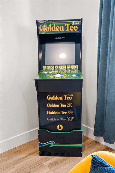 Hit the links on this classical arcade game with multiple different versions of Golden Tee!