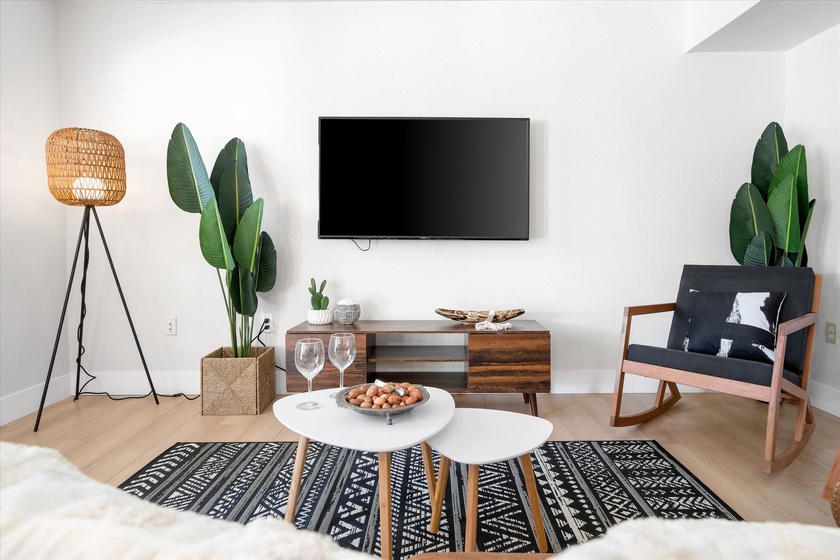 The Seaside Bohemian - Seating area and TV