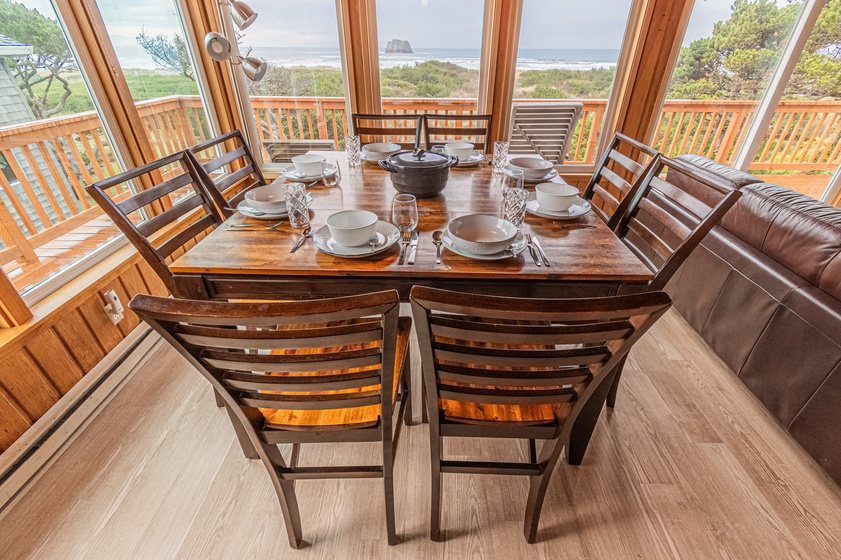 dining area w/ ocean view
