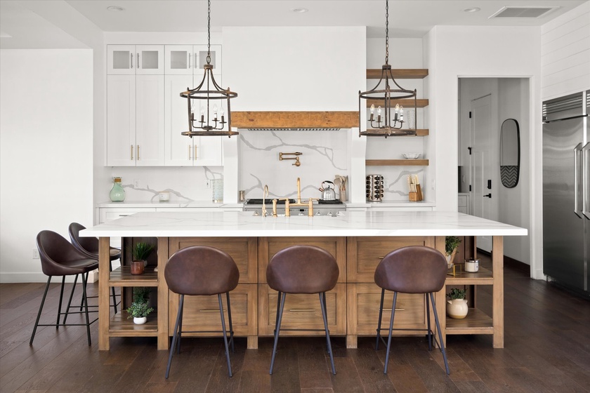 Kitchen bar and Island