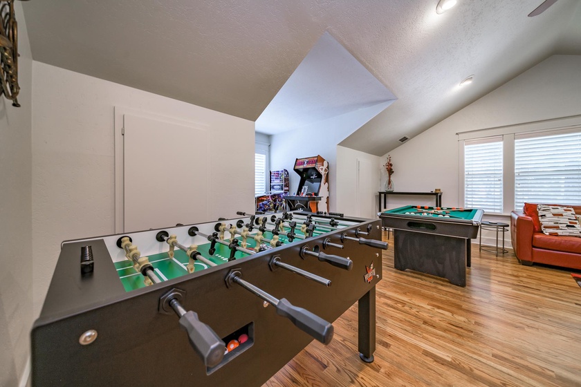 Game Room w/ Foosball, Bumper Pool, NBA JAM, Pinball