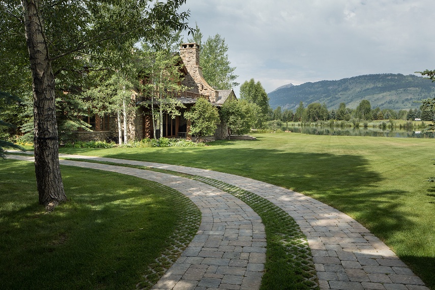 Driveway - Grizzly Wulff Lodge - Jackson Hole, WY - Luxury Villa Rental