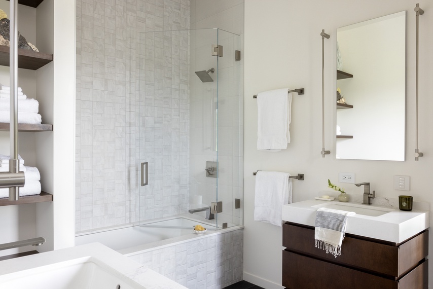 Shared Guest Bathroom - Eagle's Vantage - Wilson, Wyoming - Luxury Villa Rental