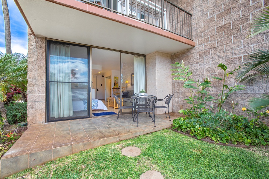 Seating for 4 on the private lanai